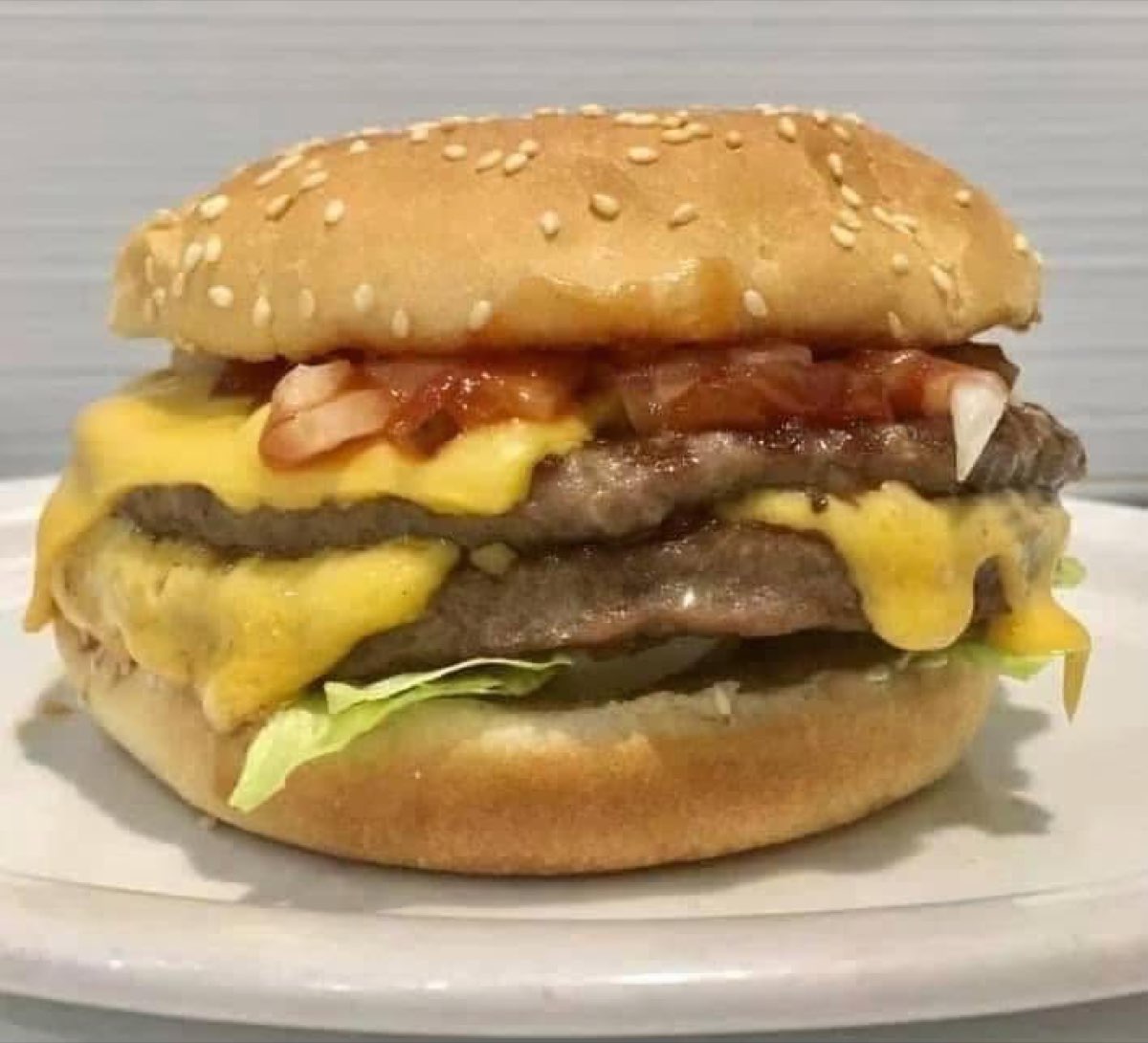 Double cheeseburger with chips